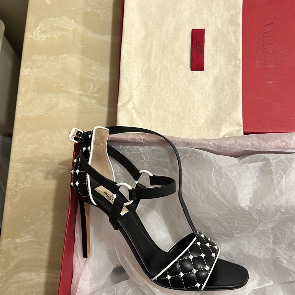Brand new Valentino garavani black rockstud heels Black and white size 39.5 9.5